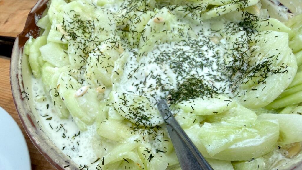 Salată de castraveți la Cabana Suru. Foto: turnulsfatului.ro