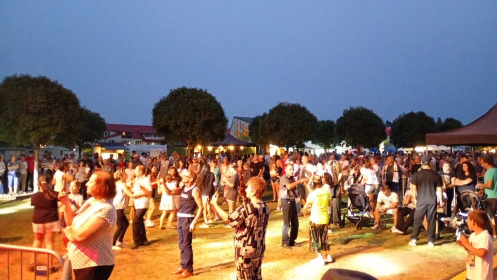Comunitatea din Cisnădie, reunită la dans. Foto: turnulsfatului.ro