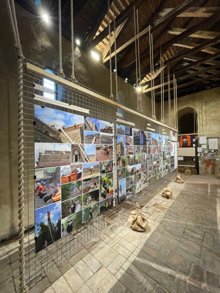 Expoziția din interiorul Bisericii Evanghelice “Sf. Mihail” din Cetatea Cisnădioarei. Foto: Gabriel Tischer / Facebook