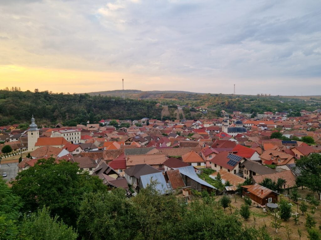 La început, pe dreapta, te va petrece panorama comunei Sadu. Foto: turnulsfatului.ro