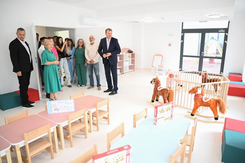 Primăria Sibiu a atras cele mai multe fonduri prin PNRR din județ și este singura mare instituție care a finalizat toate proiectele din acest plan. Foto: inaugurarea creșei de pe Calea Poplăcii, ridicată din fonduri PNRR / Primăria Sibiu