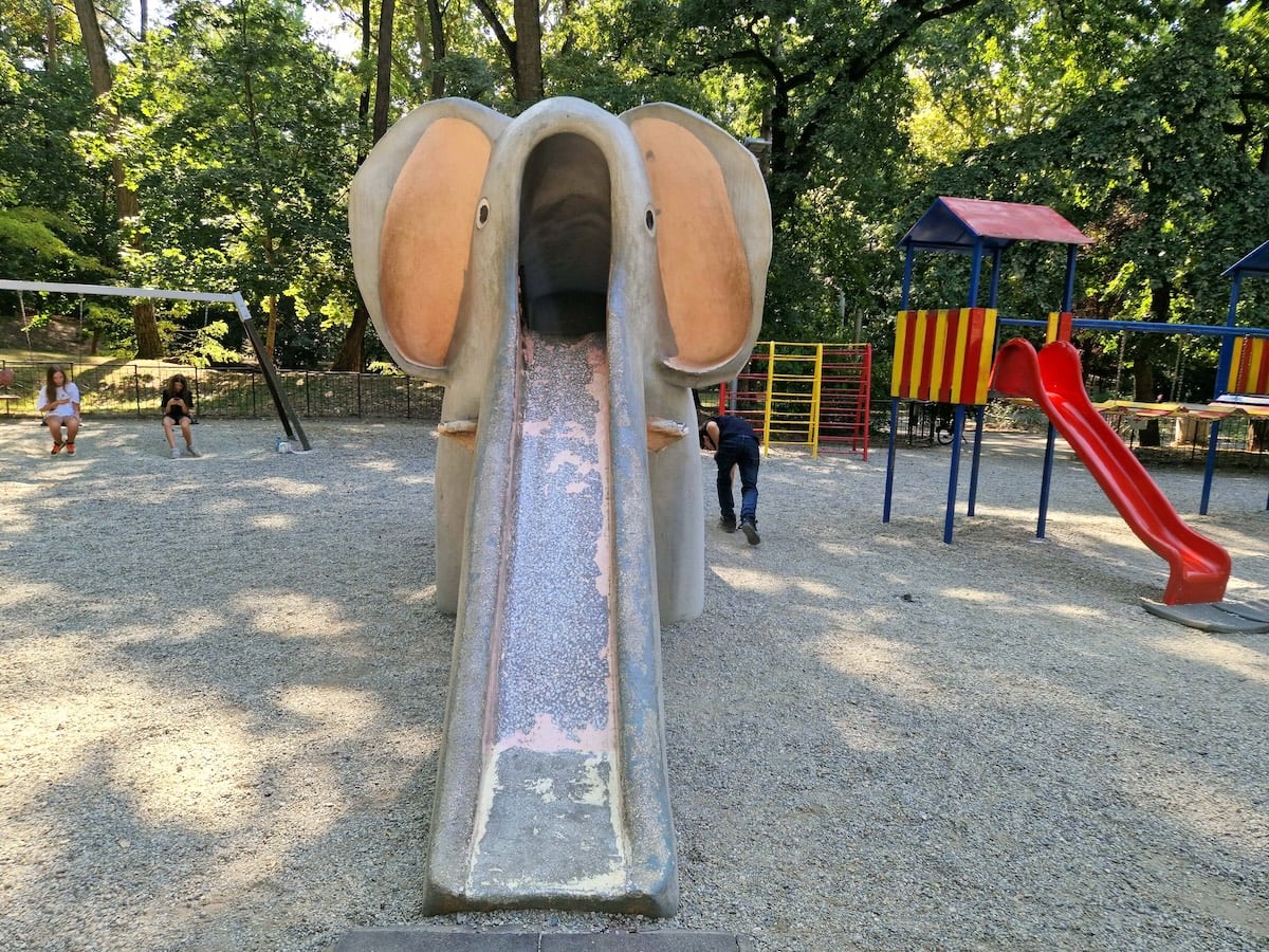 La unii dintre elefanți lucreau elevii practicanți, pentru alții erau proiect de diplomă. Elefantul din Parcul Sub Arini. Sursa foto: Turnulsfatului.ro