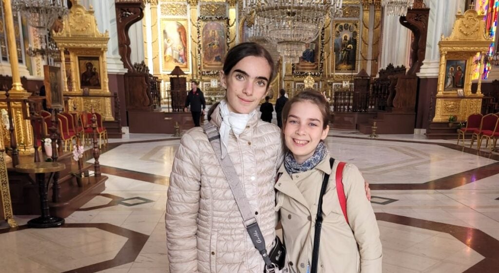 Elena (foto stânga) și Anastasia (foto dreapta)