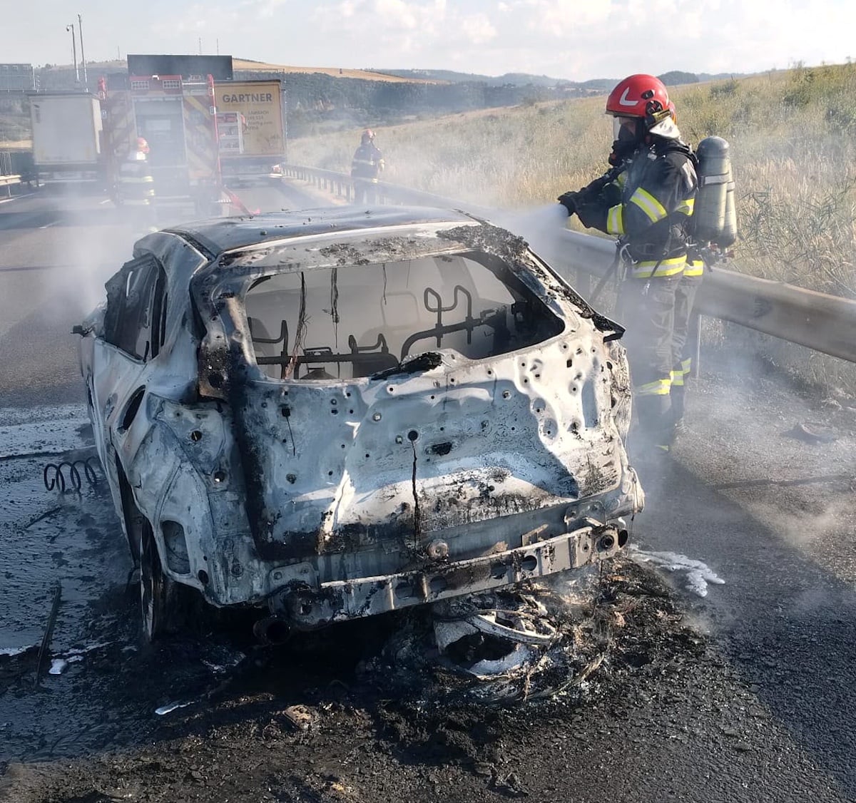 În urma accidentului, o mașină a luat foc pe banda de urgențe. Foto: ISU Sibiu