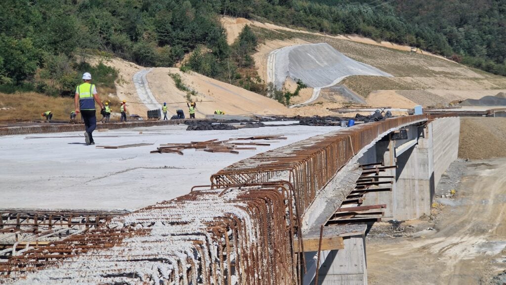 muncitori santier pe autostrada