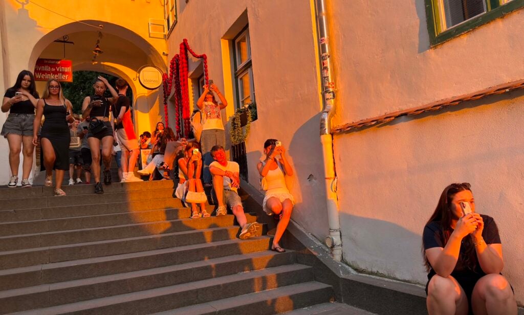 În zona centrală, sibienii și turiștii au vânat eclipsa de unde au putut. Foto: turnulsfatului.ro