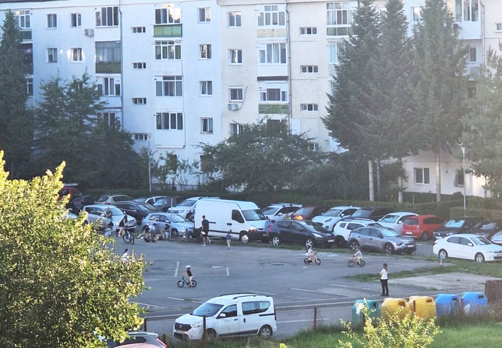 Locuitorii din spatele complexului Dioda au „ocupat temporar” locul fostei parcări.
Foto: turnulsfatului.ro