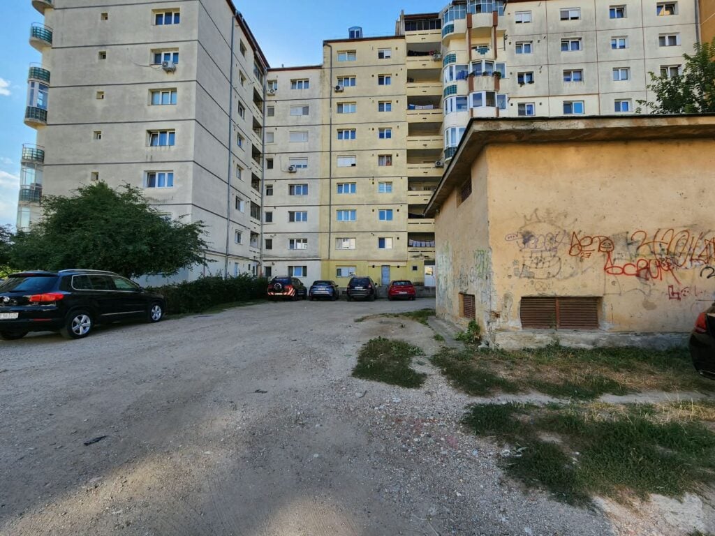 parcare intre blocuri strada lunga 103 (1)