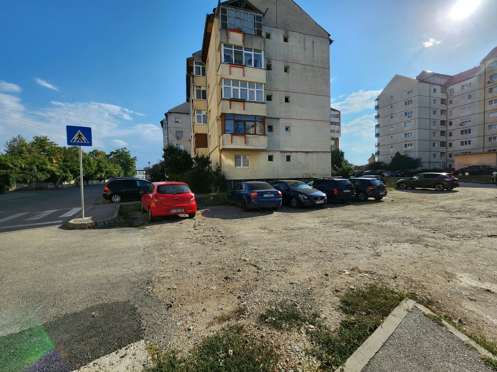 Oamenii se plâng că, pe lângă faptul că zona nu e asfaltată, gropile rămase după săpături se transformă în bălți cu apă când plouă. Foto: turnulsfatului.ro