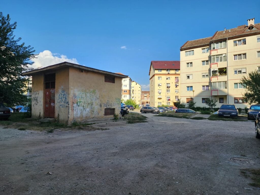 parcare intre blocuri strada lunga 103 (23)