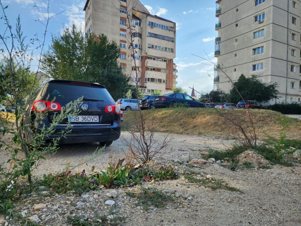 parcare intre blocuri strada lunga 103 (24)