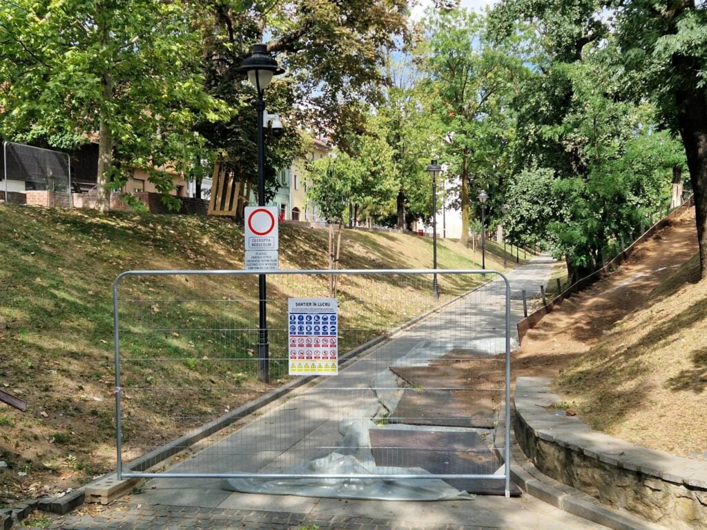 Parcul Cetății a intrat în lucrări. Foto: turnulsfatului.ro