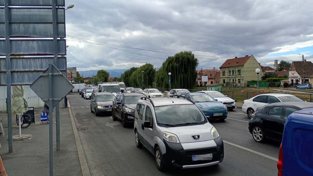 Traficul de pe strada Malului. Foto: turnulsfatului.ro