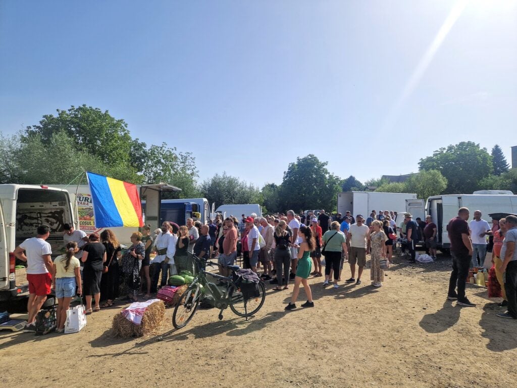 După plecarea lui Georgescu, cisnădienii și-au văzut mai departe de cumpărături. Foto: turnulsfatului.ro