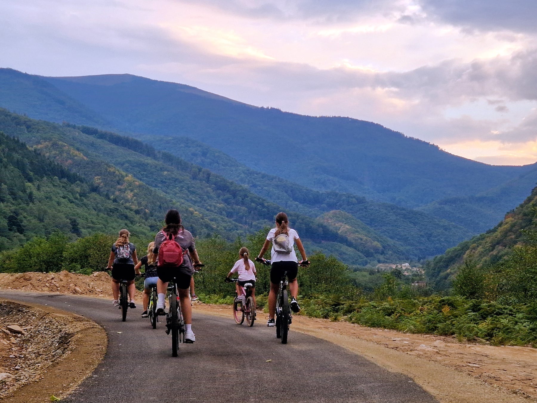 De priveliștile de pe traseul noii piste se bucură din plin copii din comuna Sadu. Foto: turnulsfatului.ro