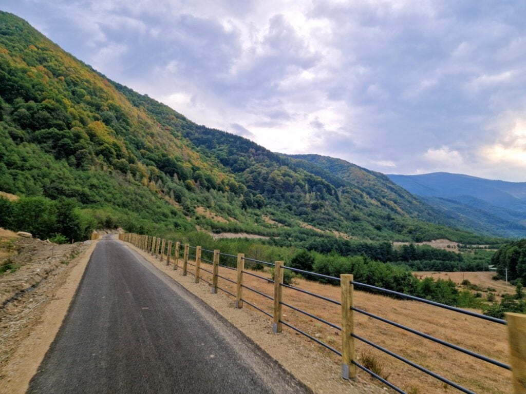 Pista înaintează pe o curbă de nivel pe care acum aproape 100 de ani circula o mocăniță. Foto: turnulsfatului.ro