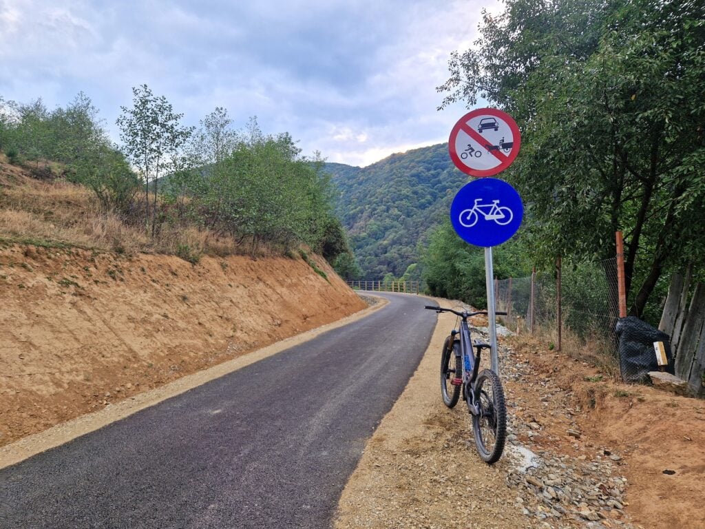 Pe traseu, dar și la capete, sunt amplasate semne care interzic accesul altor vehicule pe pistă. Foto: turnulsfatului.ro