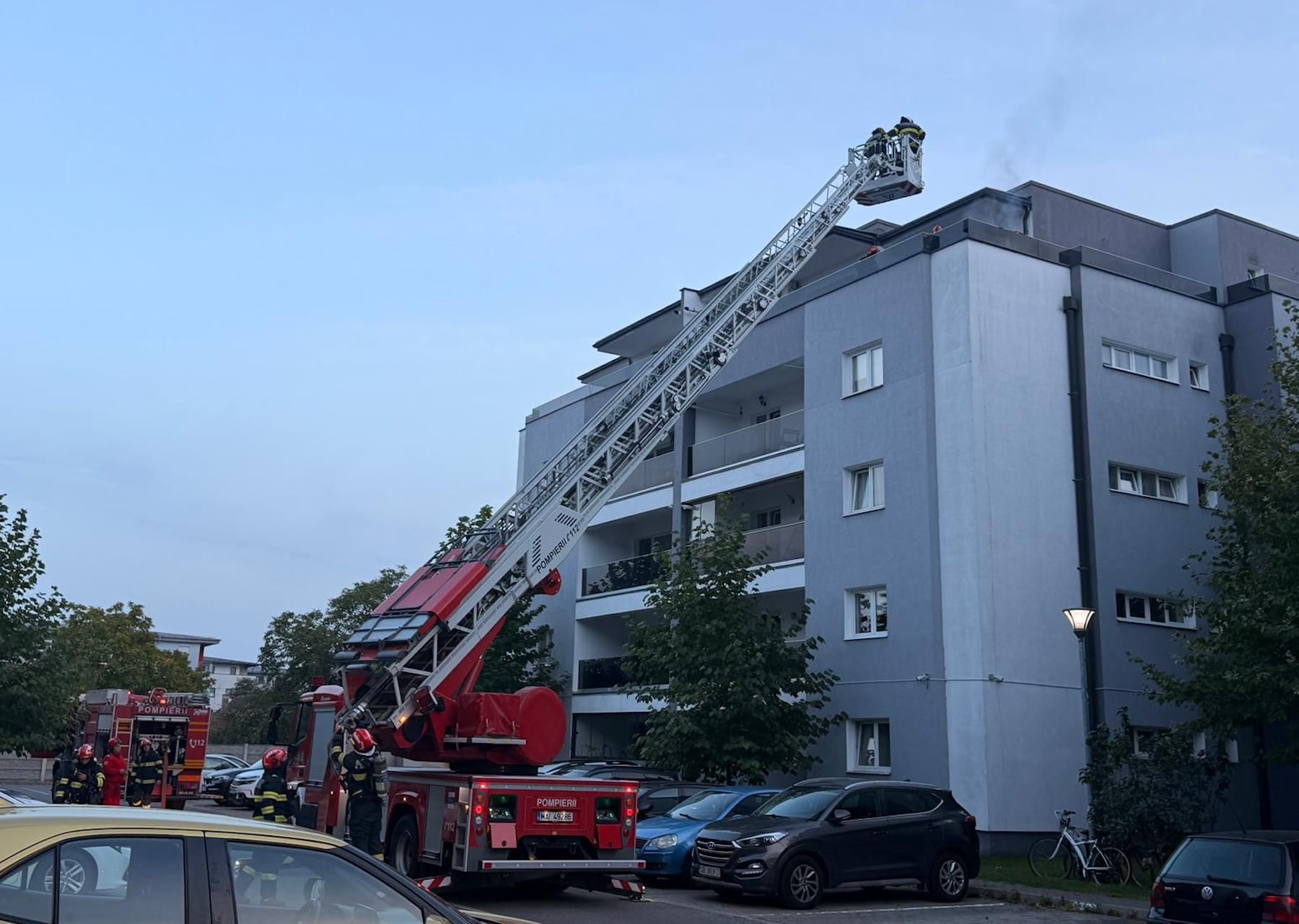 Incendiul a izbucnit sâmbătă seara, când soarele apunea. Foto: ISU Sibiu
