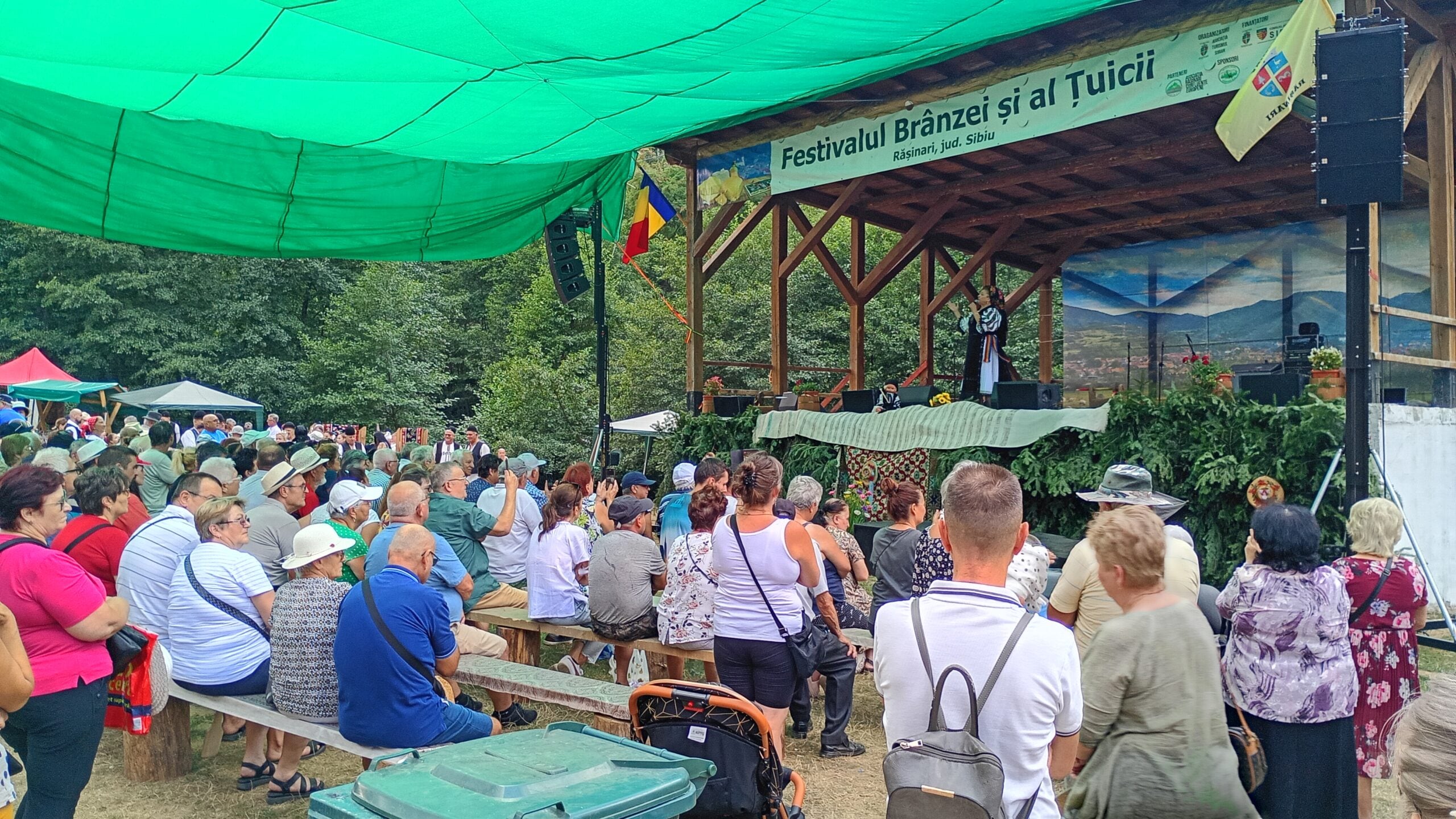 Moment artistic folcloric la Festivalul Brânzei și al Țuicii. Foto: turnulsfatului.ro