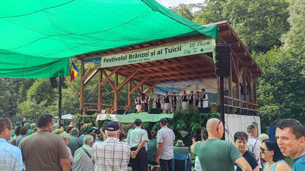 Ansamblul Armenișana, fondat în 1998, la Festivalul Brânzei și al Țuicii. Foto: turnulsfatului.ro