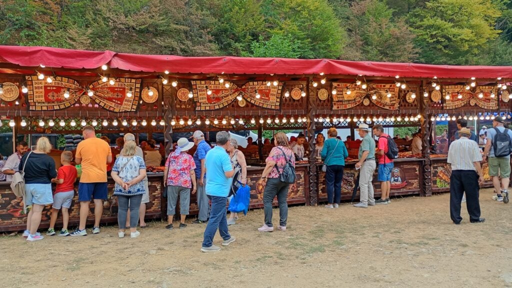 Stand cu preparate tradiționale gătite la Festivalul Brânzei și al Țuicii. Foto: turnulsfatului.ro
