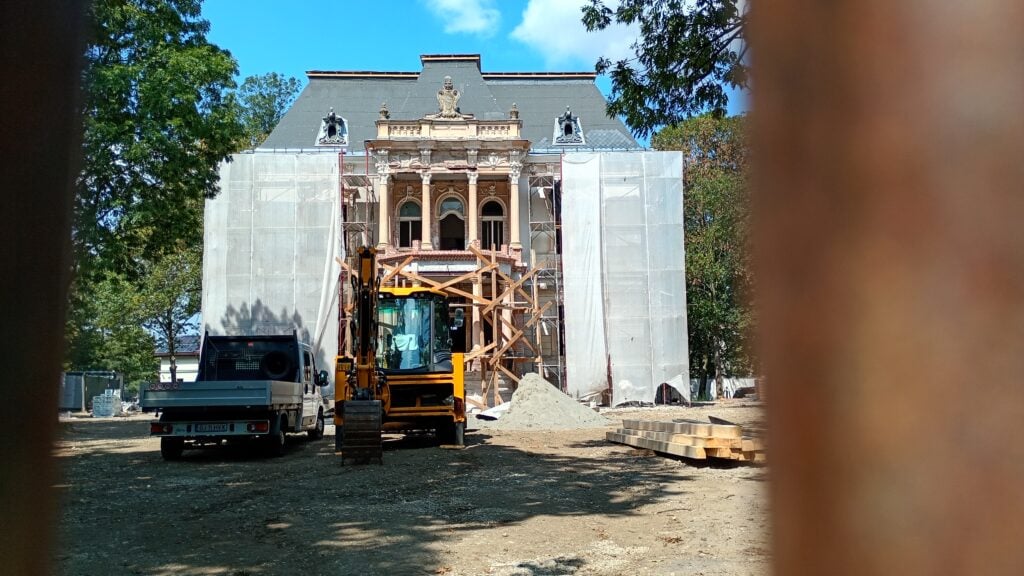 Fațada în lucru a Reședinței Mitropoliților. Foto: Andrei Pleșa / turnulsfatului.ro