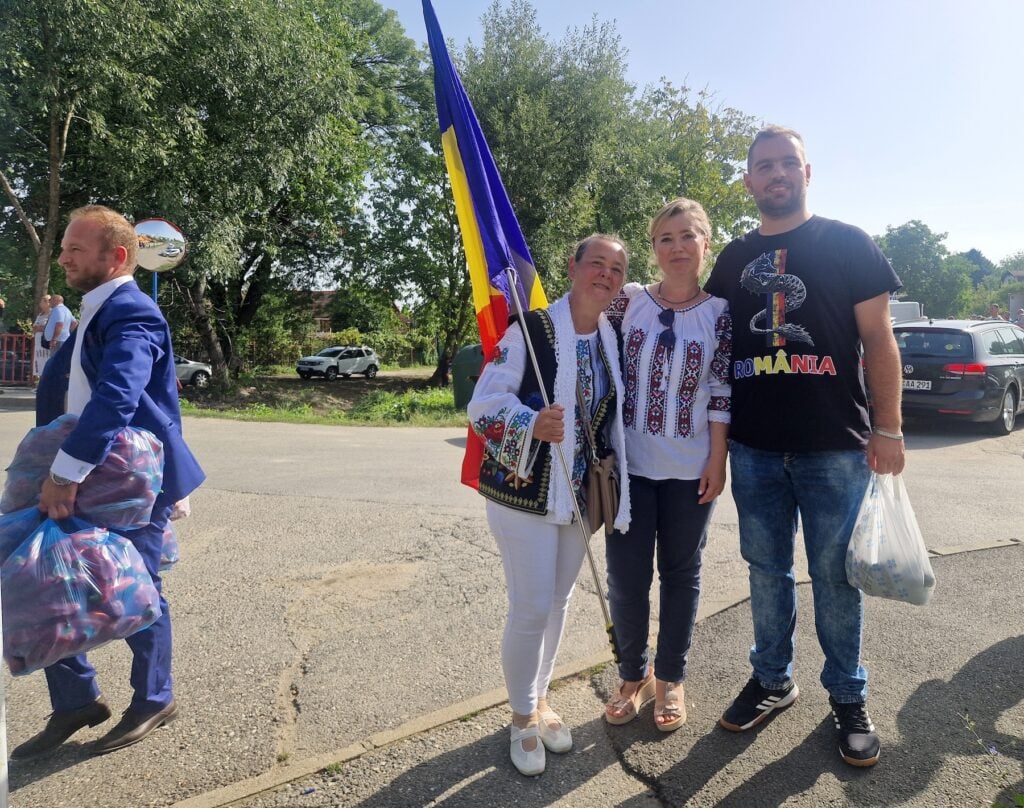 Andreea și Alina spun că au venit tocmai din București pentru a-l vedea pe Georgescu la Cisnădie. Foto: turnulsfatului.ro
