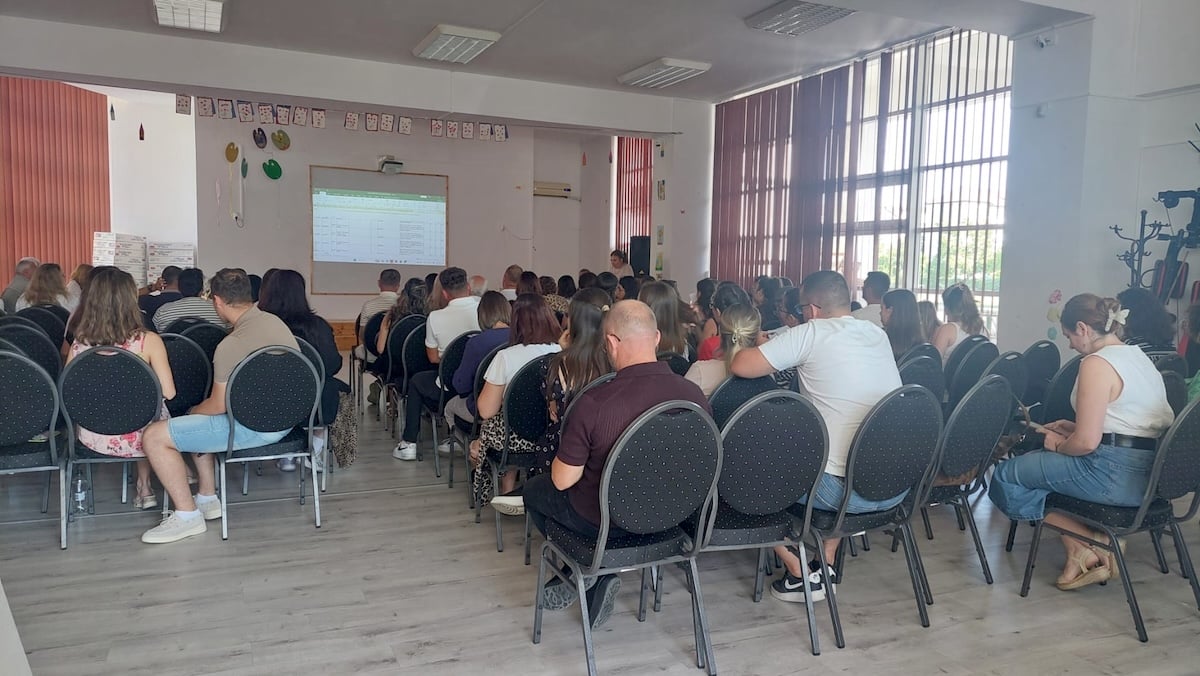 Candidaților din sală li s-a atras atenția că numărul de elevi este în scădere, iar asta va duce la tot mai multe restrângeri de activitate în anii următori. Foto / Video - turnulsfatului.ro
