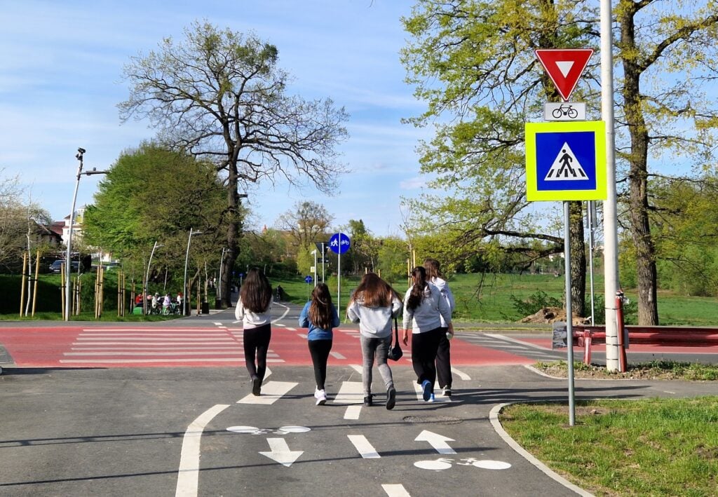 Și pista construită în prelungirea străzii Theodor Aman are semnul potrivit căruia bicicliștii trebuie să cedeze trecerea. Foto: turnulsfatului.ro