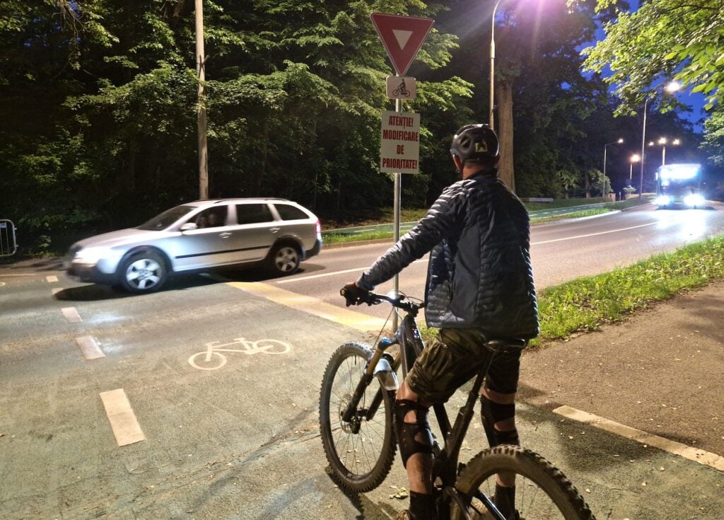 Bicicliștii nu mai au prioritate la traversarea străzii Avrigului, când vin pe pistele amenajate pentru ei. Foto: turnulsfatului.ro