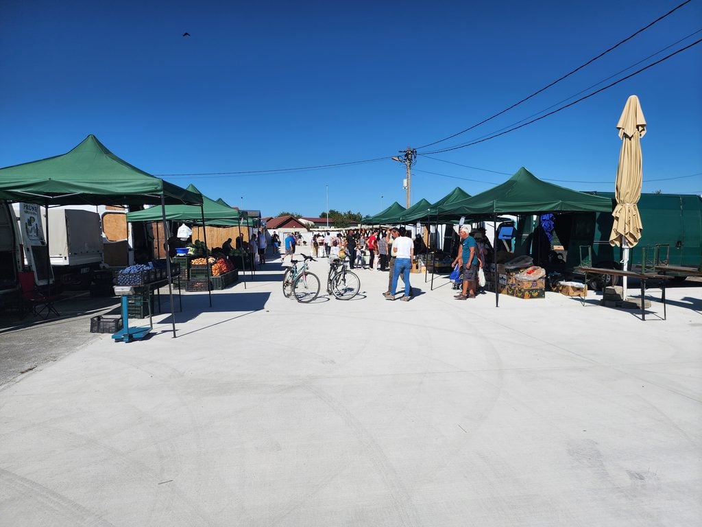 Atât organizatorii, cât și producătorii se așteptau la mai mulți cumpărători în prima zi, dar ambele părți spun că e un debut satisfăcător. Foto: turnulsfatului.ro