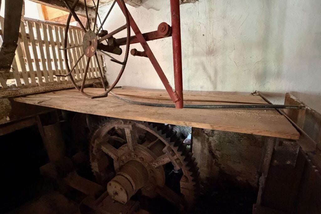 Deși funcțională, moara este într-un plin proces de reconstrucție.