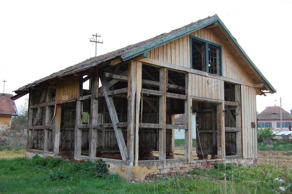 Depozitul din gara Cornățel a fost ridicat în jurul anului 1016. Foto: Facebook Ambulanța pentru Monumente