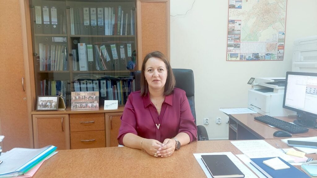 Înainte de a ajunge director, Anuța Steliana Marginean a parcurs un drum de aproape un sfert de veac la catedră, continuat cu doi ani de inspectorat. Foto: turnulsfatului.ro