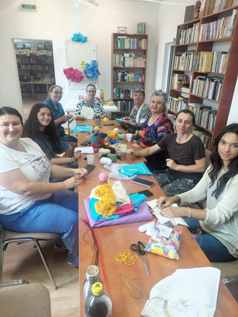 Atelierele de croșetat sau brodat sunt deschide publicului de orice vârstă. Foto: Biblioteca ASTRA Sibiu
