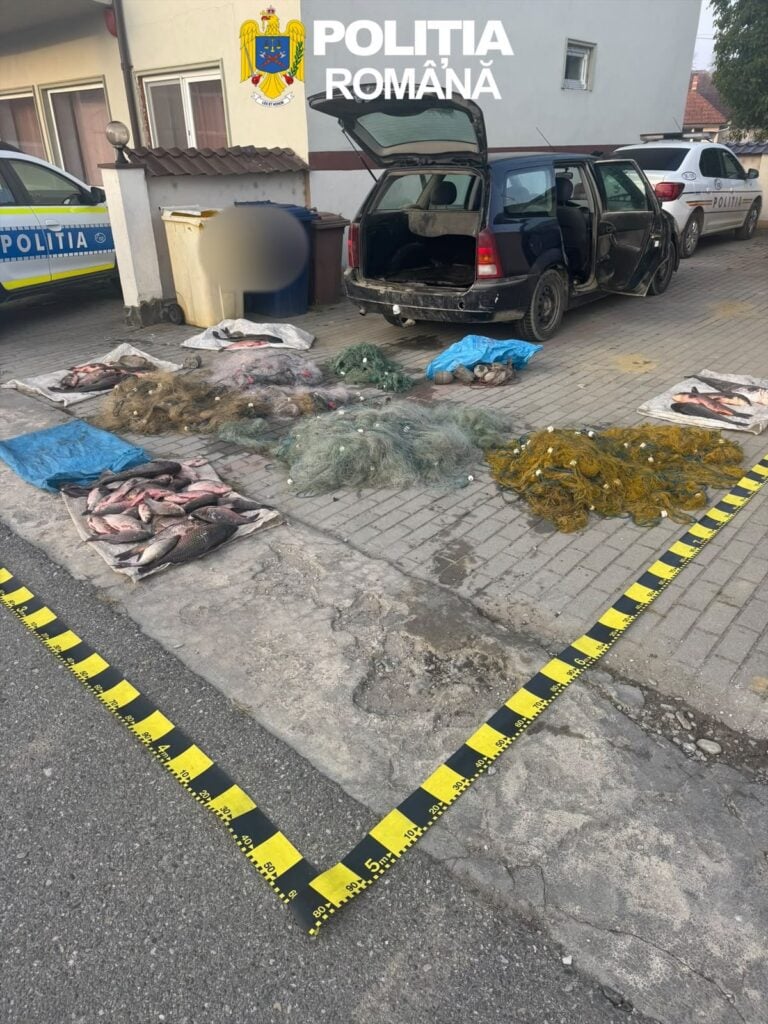 Polițiștii sibieni au ridicat mașina, barca gonflabilă, unelte de pescuit și aproximativ 44 de kilograme de pește de la cei doi bărbați. Foto: IPJ Sibiu