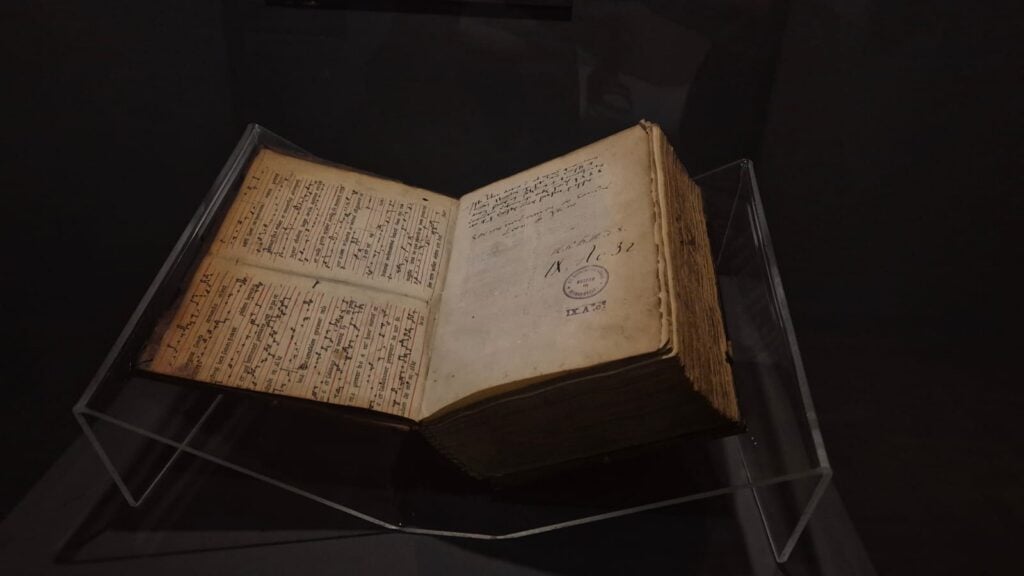 Cartea dăruită de văduva lui Nicolaus din Sibiu în 1488 conventului dominican sibian, solicitând, în schimb, rugăciuni pentru membrii familiei sale. Foto: turnulsfatului.ro