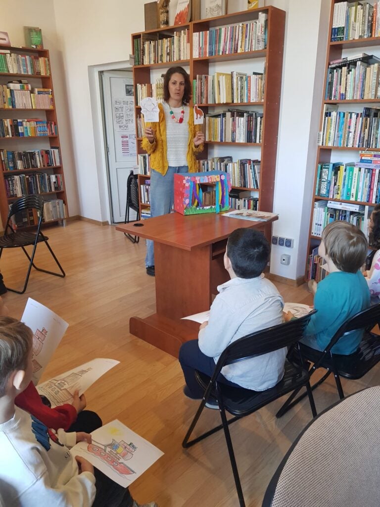 Enikö Tăvală la atelierele cu copiii. Foto: arhiva personală