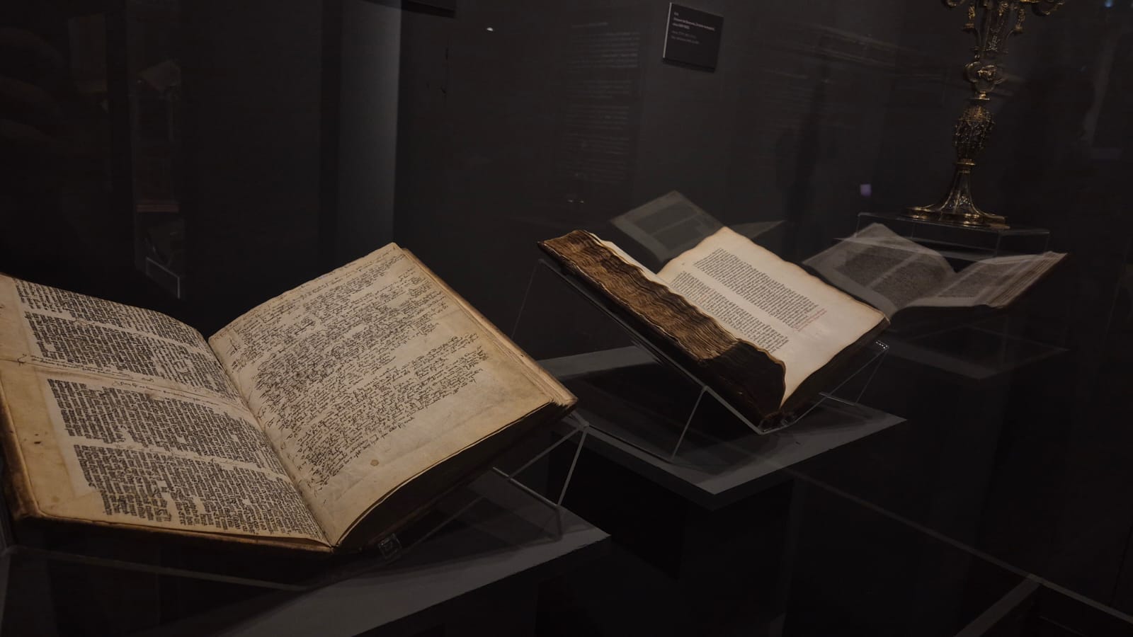 Expoziția „Ca la carte!” e deschisă publicului până în 21 martie 2027. Foto: turnulsfatului.ro
