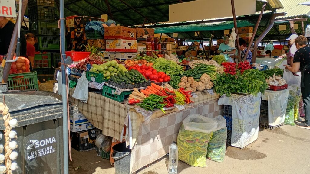 Produsele aduse de producători din toată țara. Foto: turnulsfatului.ro