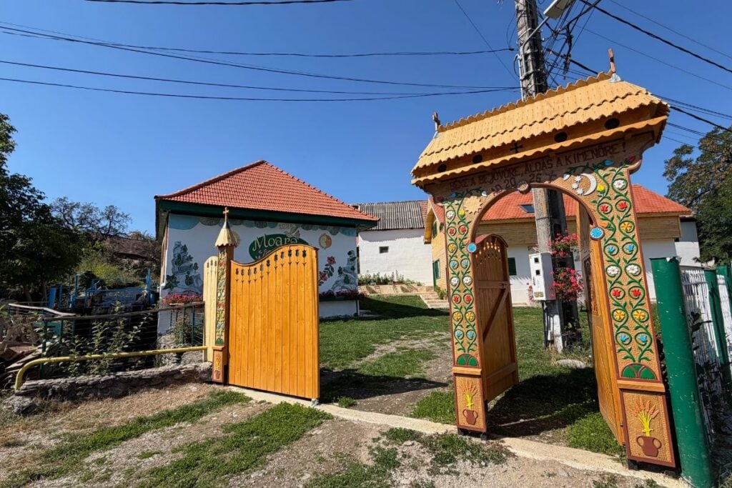 Curtea este plină de culoare încă de la intrare. Foto: turnulsfatului.ro