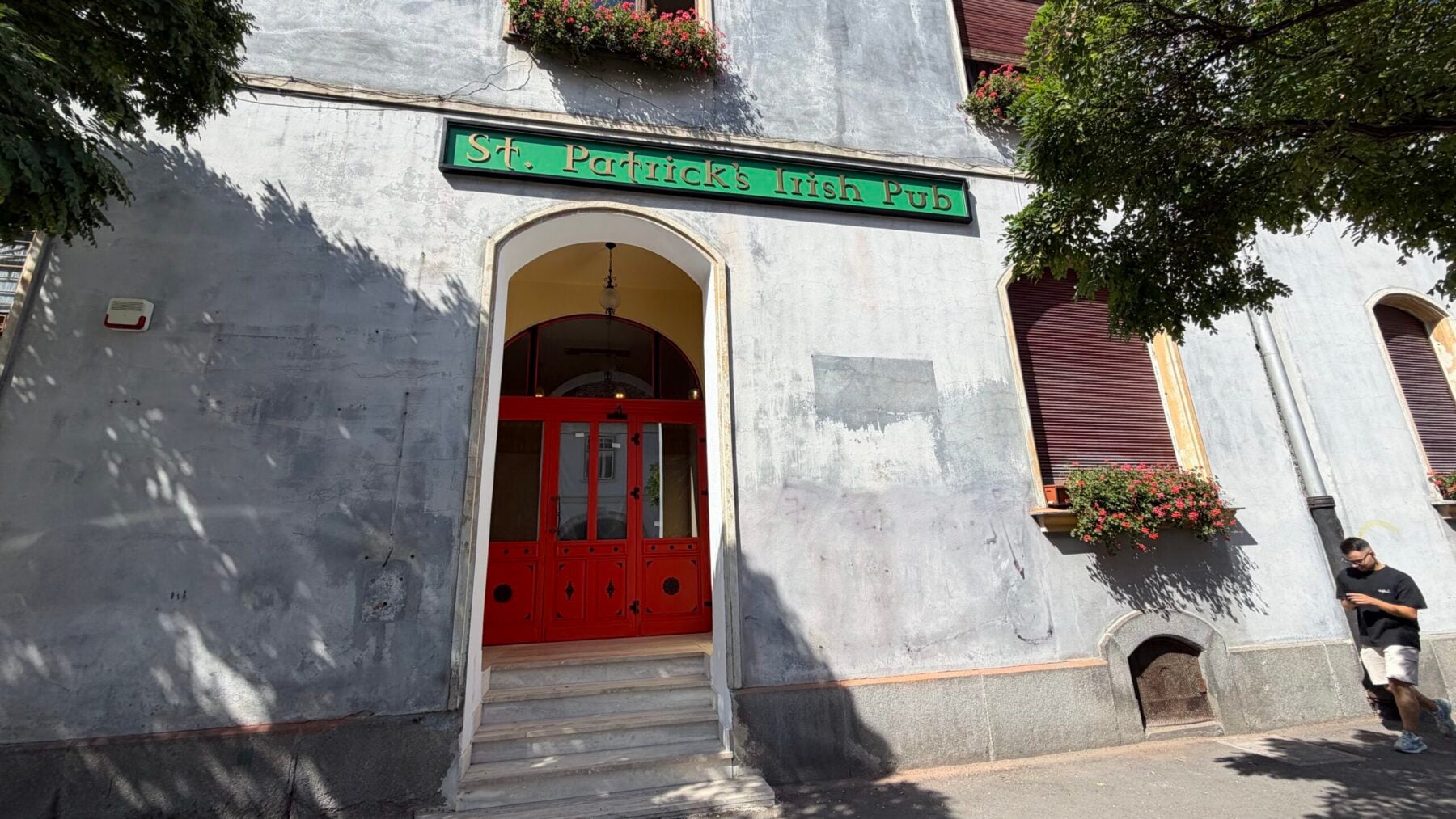 St. Patrick’s Irish Pub a fost amenajat într-un spațiu al fostei clădiri a Poștei de pe strada Mitropoliei din Sibiu. Foto: turnulsfatului.ro