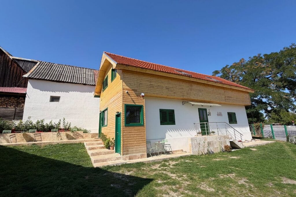 Fosta casă a morarului din Cârțișoara, astăzi transformată în pensiune.