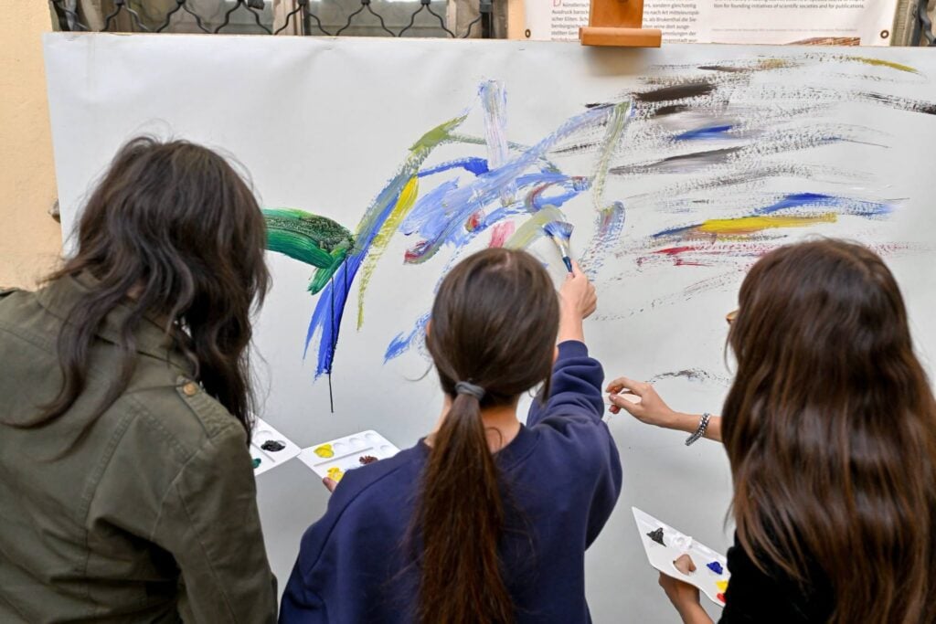 Tinerii elevi, colaborând în procesul artistic. Foto: Muzeul Național Brukenthal / Facebook