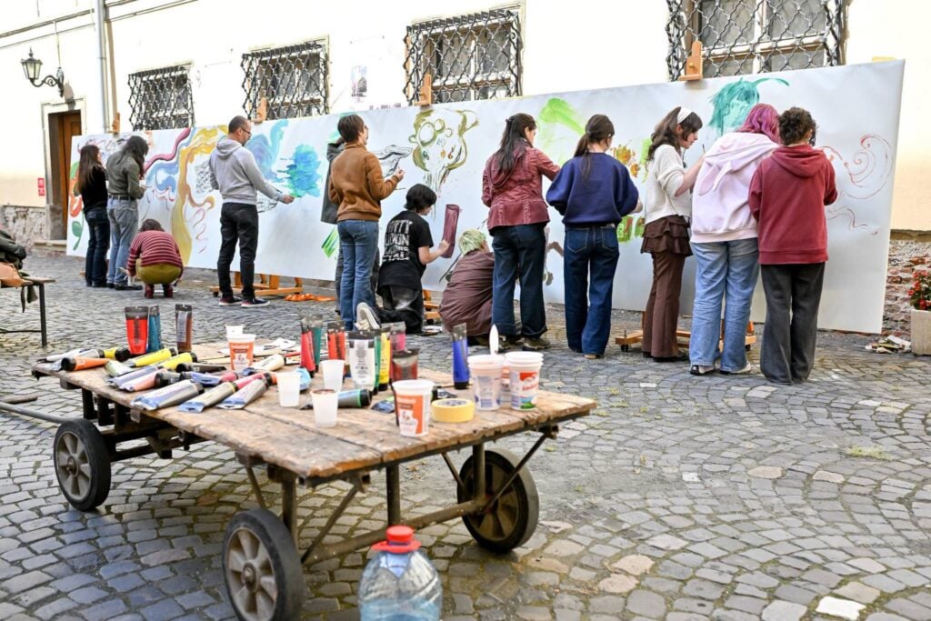 Elevii și artiștii profesioniști, în cursul realizării operei artistice. Foto: Muzeul Național Brukenthal / Facebook