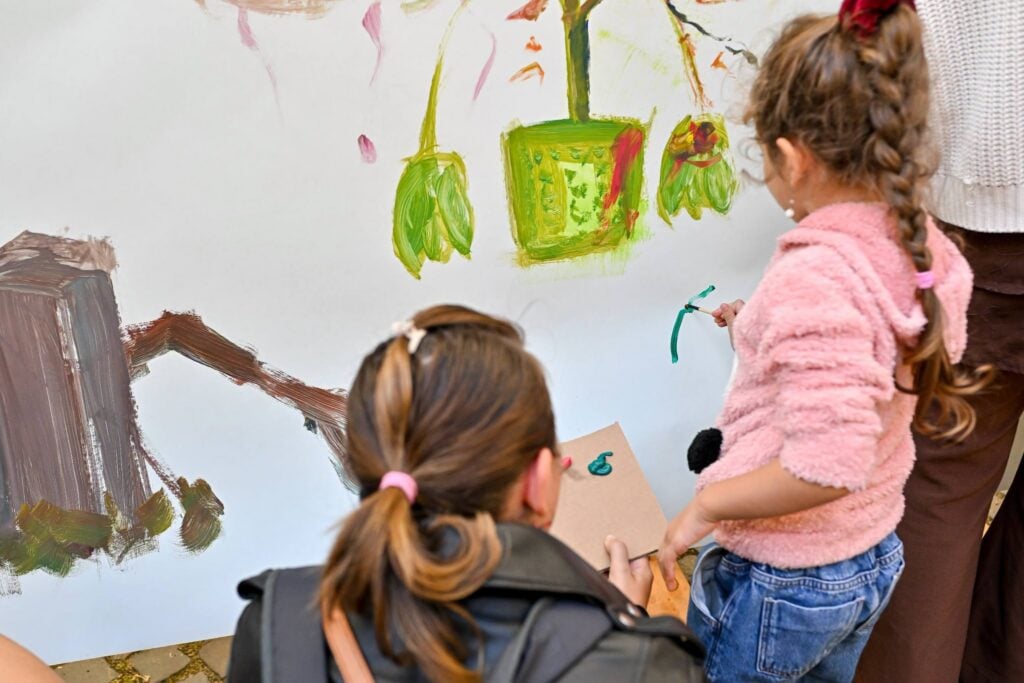 Participanți de toate vârstele, contribuind la realizarea unei opere artistice colective. Foto: Muzeul Național Brukenthal / Facebook