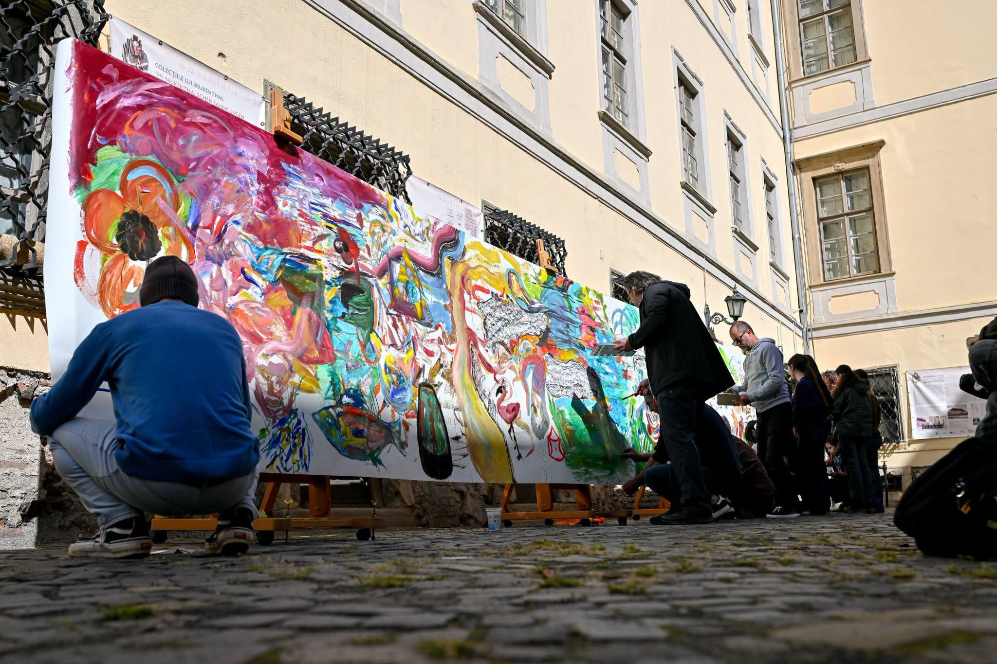 Elevii Liceului de Artă din Sibiu, pictând alîturi de artiști profesioniști. Foto: Muzeul Național Brukenthal / Facebook