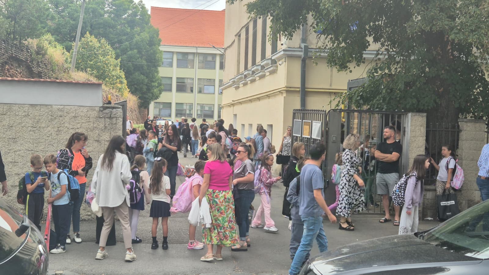 Părinții vor uniforme, iar liceeni se opun categoric. Foto: turnulsfatului.ro
