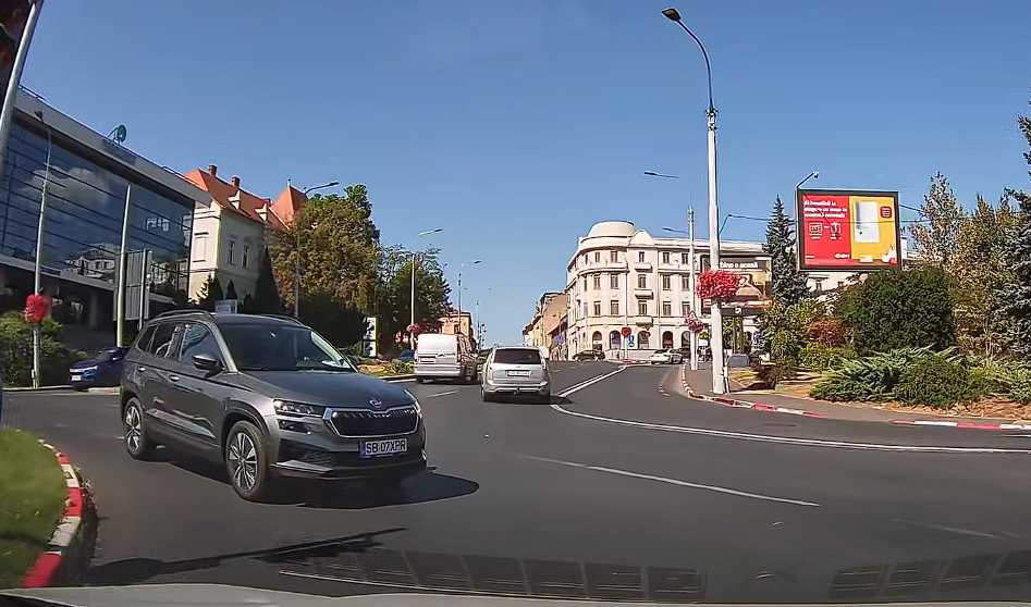 Șofer surprins circulând pe contrasens în giratoriul de lângă Ramada din Sibiu. Foto: Info Trafic Sibiu