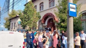 Peste 80 de părinți ai fost prezenți la ședința de repartizare a copiilor, nu și la cea a învățătoarelor. Sursa foto: turnulsfatului.ro